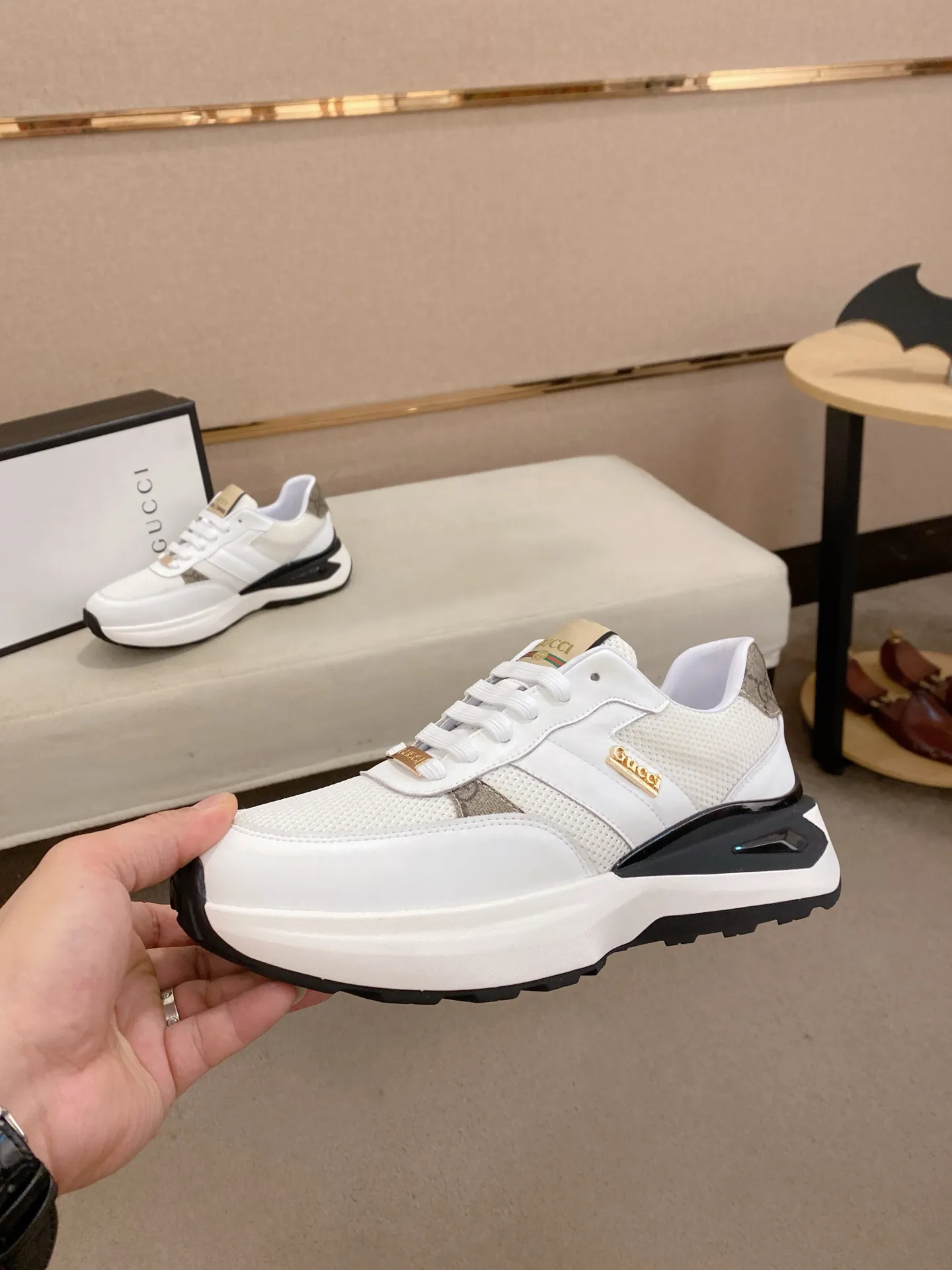 Men's shoes 💰 462💰The new GUCCI (Gucci) counters are launched simultaneously. The new men's shoes, 😘fabrics are selected from imported cowhide, and the lining is sheepskin lining. 👍🏿 High-end ☄️ air-cushion molded anti-slip rubber outsole, exquisite lines, simple and elegant, comfortable and high-end for leisure travel. Code number: 38 to 44 (45 can be customized and cannot be returned or exchanged)